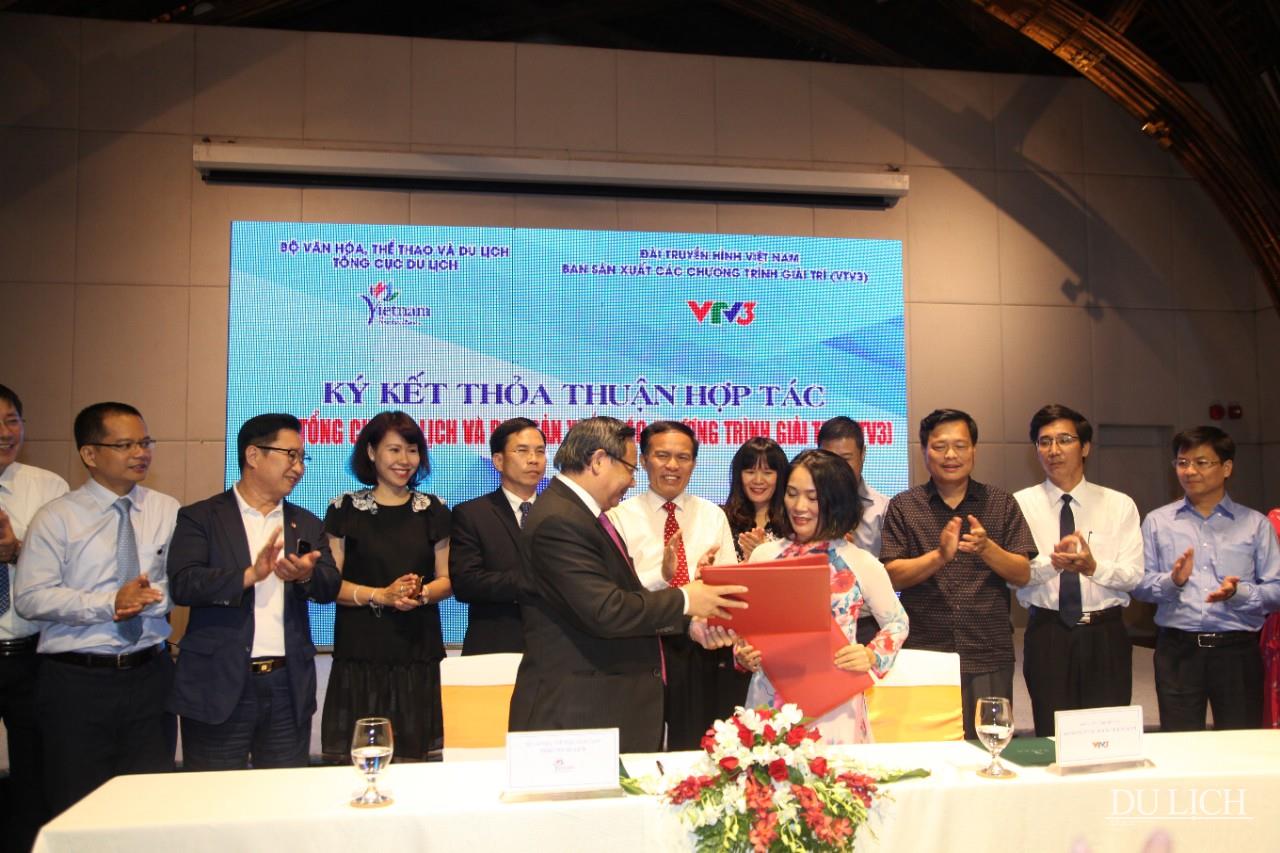 Ông Nguyễn Văn Tuấn, Tổng cục trưởng Tổng cục Du lịch và bà Tạ Bích Loan, Trưởng Ban Sản xuất các chương trình Giải trí (VTV3) kí kết nhằm quảng bá Du lịch Việt. 